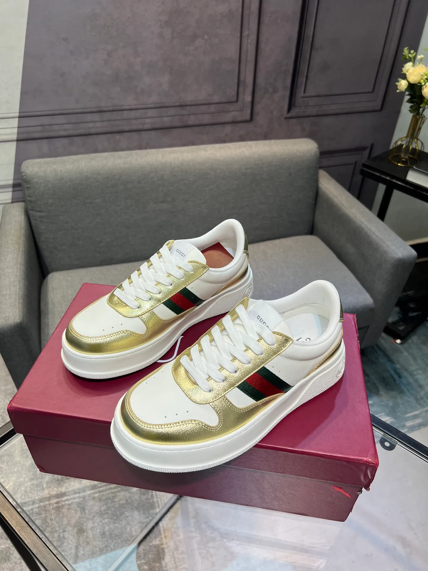 Men's men's shoes💰640 Gucci counter's latest couple's biscuit shoes‼ ️ 👑Purchasing agent level Gucci’s latest IP lightweight thick-soled white shoes can be put on your feet in seconds**4CM! ! Simple, easy to match and full of retro charm ~ the latest anti-counterfeiting cloth label on the tongue. And with electronic chip anti-counterfeiting.   The upper is made of imported environmentally friendly water-dyed calfskin, with a +1:1 fly-woven mesh surface to absorb sweat and an inner lining! Fly-knitted leather molded latex insole. Original IP lightweight outsole, one-piece injection molding, super comfortable and elastic, size: female 35−40 (female 41 customized)